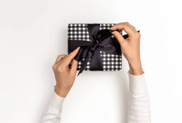Žena dělat dárková krabička — Stock fotografie