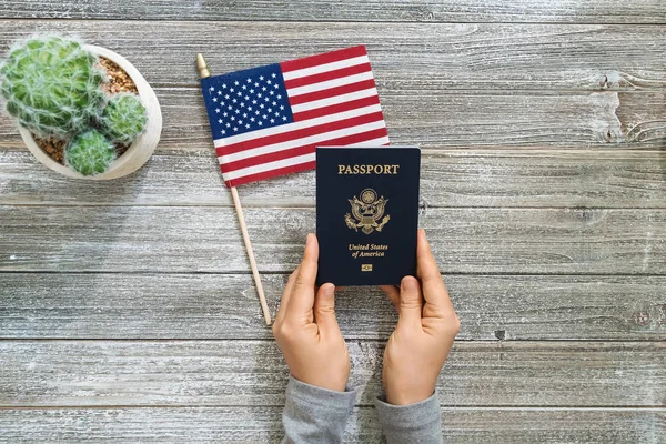 Passaporte dos EUA com bandeira americana em uma mesa de madeira — Fotografia de Stock