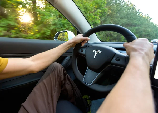 Persona que conduce un nuevo Tesla Modelo 3 — Foto de Stock