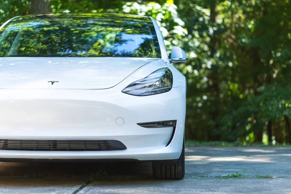 Электрическая Тесла Модель 3 в Роли, штат Северная Каролина. Модель 3 станет первым массовым электромобилем Teslas . — стоковое фото
