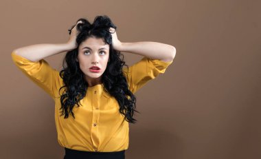 Genç kadın kendini stresli hissediyor