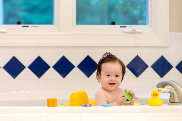 Babyjongen nemen van een bad — Stockfoto