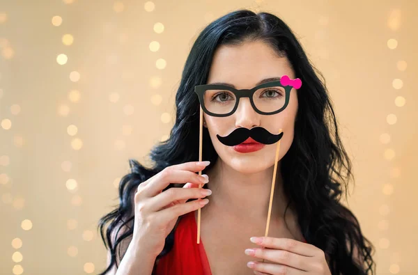 Ung Kvinna Håller Pappersglasögon Och Mustasch Party Pinnar Glänsande Bakgrund — Stockfoto