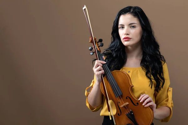 Mujer joven con un violín — Foto de Stock