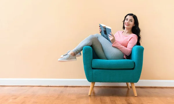 Jonge vrouw met een boek — Stockfoto