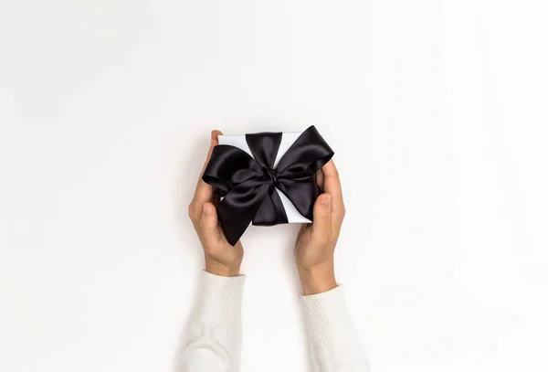 Frau hält Geschenkbox in der Hand — Stockfoto