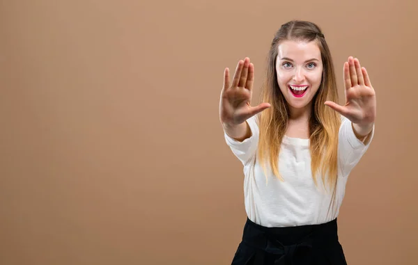 Mujer joven haciendo una pose de rechazo — Foto de Stock