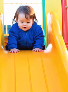 Parkta oynarken yürümeye başlayan çocuk