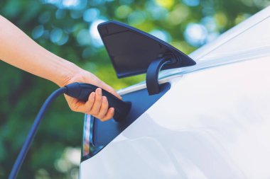 Elektrikli araca yükleme