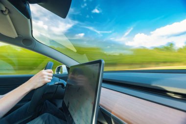 Hareketli görüntü sürüş bir lüks araç bulanık.