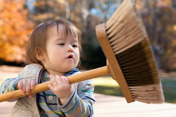 Ευχαρίστως toddler αγόρι παίζει εκτός — Φωτογραφία Αρχείου