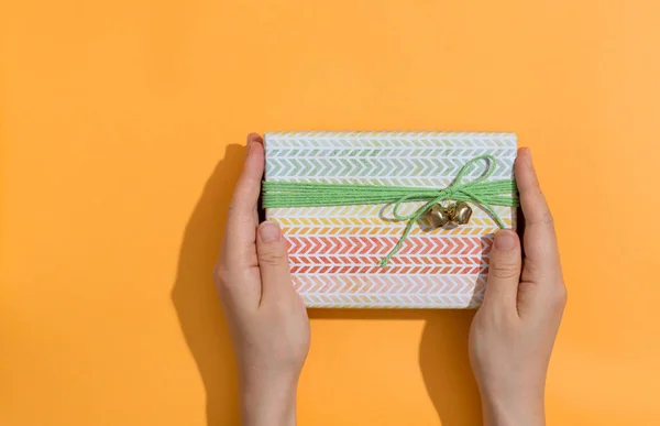 Frau hält Geschenkbox in der Hand — Stockfoto