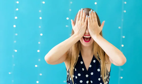 Vrouw bedekt haar ogen met haar handen — Stockfoto