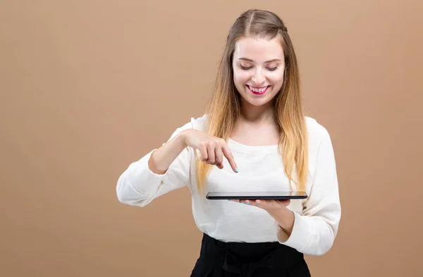 Wanita muda dengan komputer tablet — Stok Foto