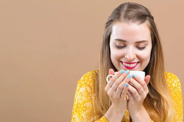 Young woman drinking coffee — Stock Photo, Image