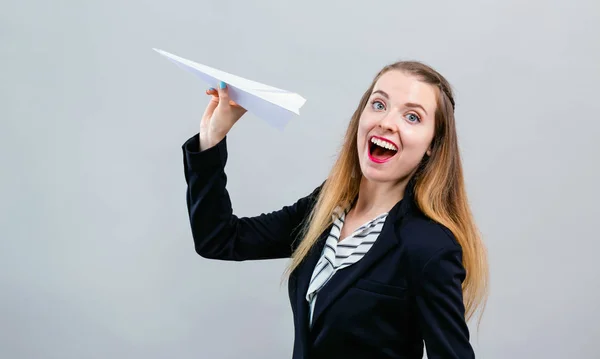 Jonge vrouw met een papieren vliegtuigje — Stockfoto