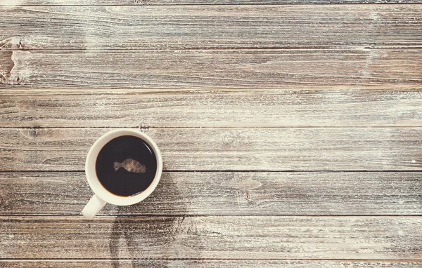 Tasse à café sur un bureau en bois — Photo