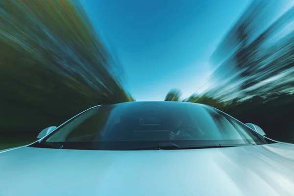 Движение размыло изображение роскошного автомобиля за рулем — стоковое фото