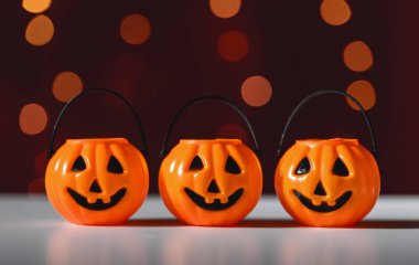 Parlak ışıklı Cadılar Bayramı balkabakları