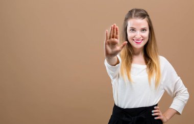 Genç kadın bir ret poz yapma