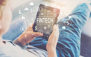 Fintech tema ile bir tablet kullanan adam 