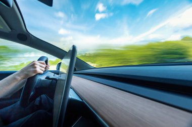 Hareketli görüntü sürüş bir lüks araç bulanık.