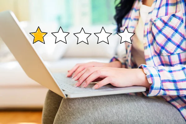 Classificação de uma estrela com mulher usando um laptop — Fotografia de Stock