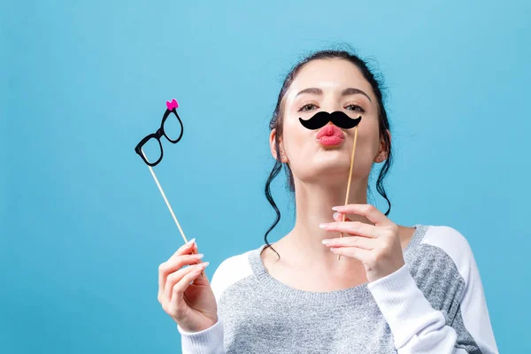 Giovane donna con bicchieri di carta e baffi bastoni — Foto Stock