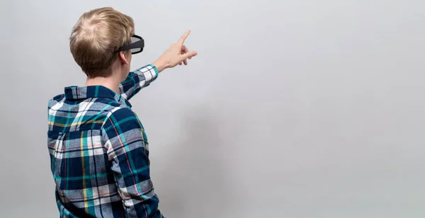 Hombre joven usando un auricular de realidad virtual — Foto de Stock