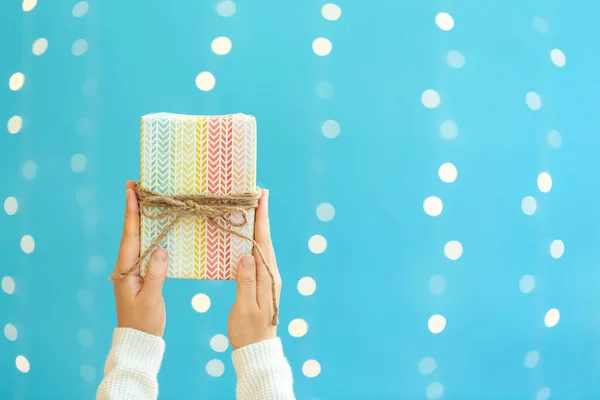 Mujer sosteniendo una caja de regalo — Foto de Stock