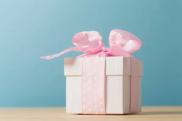 A gift box — Stock Photo, Image