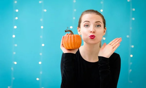 Mujer joven sosteniendo una calabaza — Foto de Stock