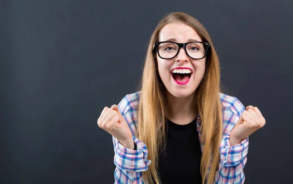 Mujer Joven Con Éxito Sobre Fondo Negro — Foto de Stock