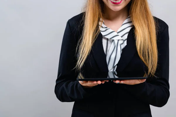 Jonge vrouw met een tablet computer — Stockfoto