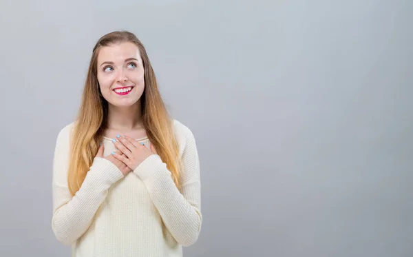 Frau mit herzlichem Gesichtsausdruck — Stockfoto