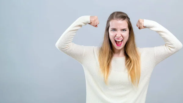 成功ポーズでパワフルな若い女性 — ストック写真