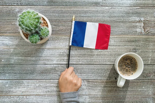 Bandeira francesa em uma mesa cinza — Fotografia de Stock