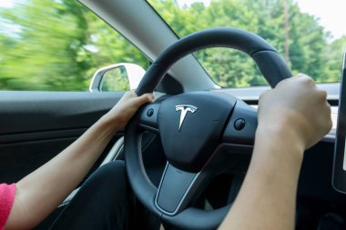 Raleigh, Nc - 08 Haziran 2018: tüm elektrikli bir Tesla Model 3 sürüş adam