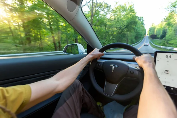 Osoba, která řídí nový Tesla Model 3 — Stock fotografie