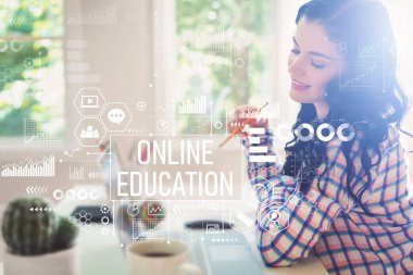 Genç kadın ile online eğitim