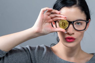 Genç kadın bir altın bitcoin para ile