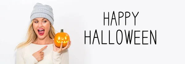 Feliz Halloween com mulher segurando uma abóbora — Fotografia de Stock