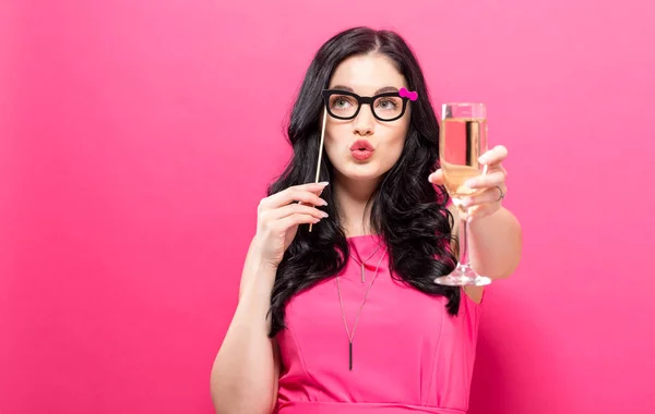 Vrouw met champagne en partij stok — Stockfoto