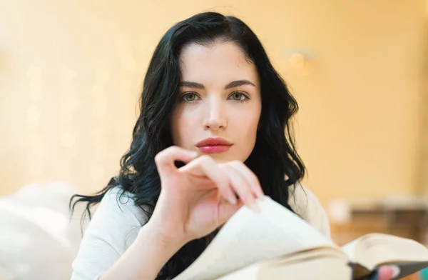 Jeune femme avec un livre — Photo