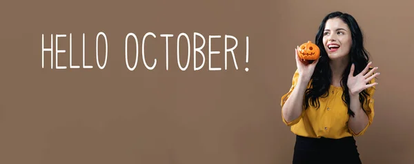Ekim balkabağı tutan kadın ile Merhaba — Stok fotoğraf