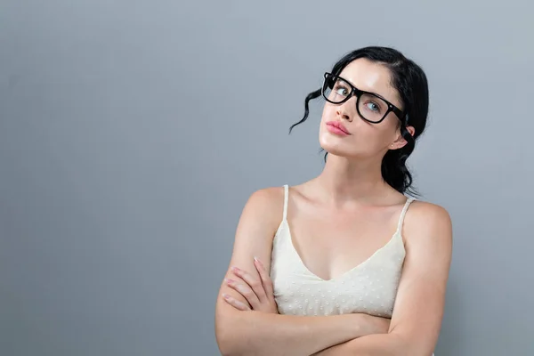 Ung kvinna i en tankeväckande pose — Stockfoto