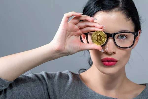 Młoda kobieta z monet złota bitcoin — Zdjęcie stockowe