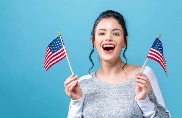 Ung kvinna med amerikansk flagga — Stockfoto