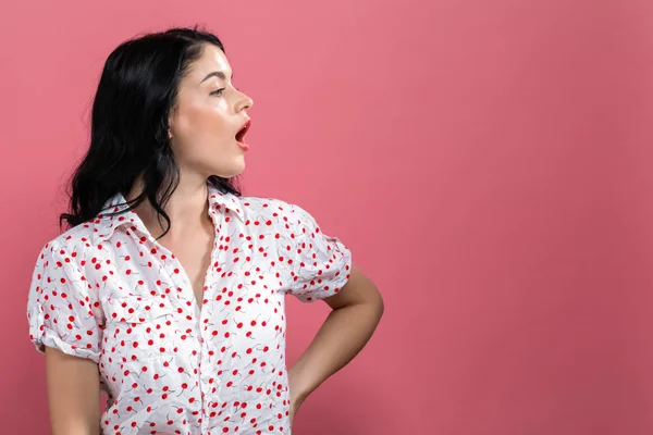 Mujer joven hablando — Foto de Stock