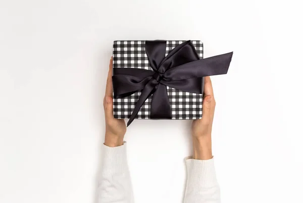 Mujer sosteniendo una caja de regalo —  Fotos de Stock